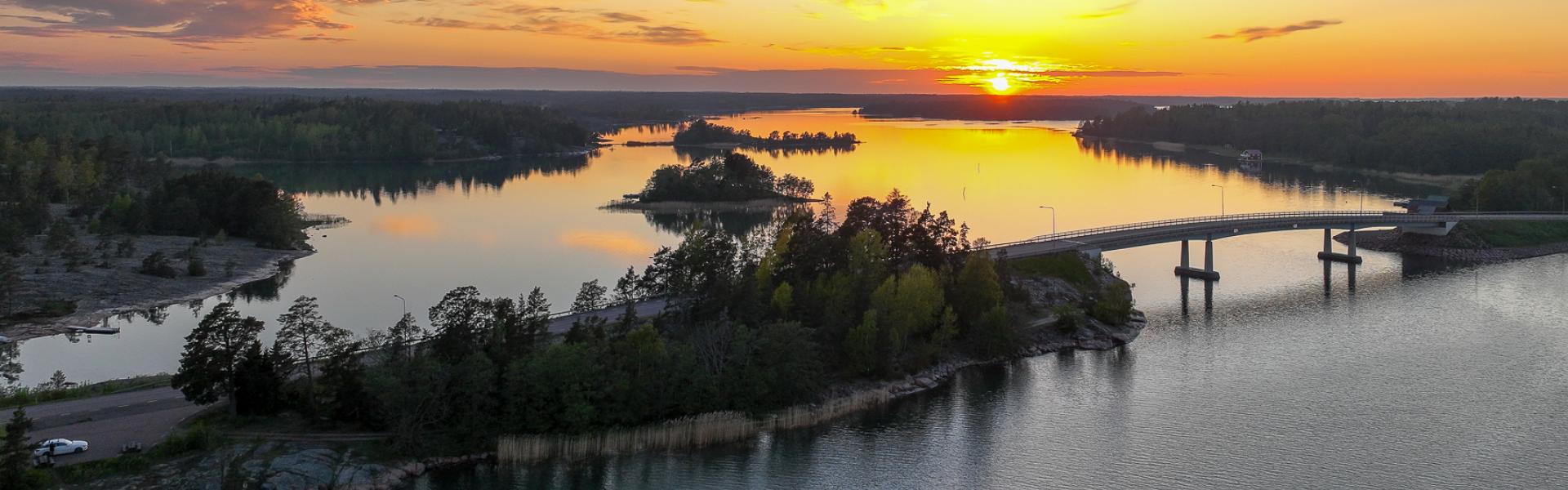 Marsundbro i kvällssol